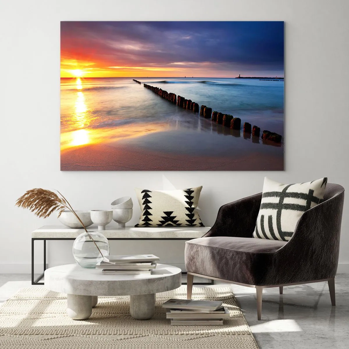 Billede på glas - Solnedgang over havet med træbølgebrydere - 70x50cm - Lyt til stilheden - Moderne vægdekoration til stue og soveværelse ARTTOR