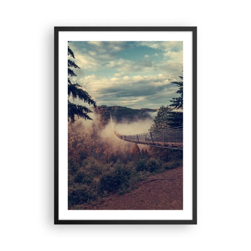 Plakat i sort ramme - En hængebro blandt tågede bjerge ved solnedgang - 50x70cm - Over efterårsskoven - Moderne vægdekoration til stue og soveværelse ARTTOR