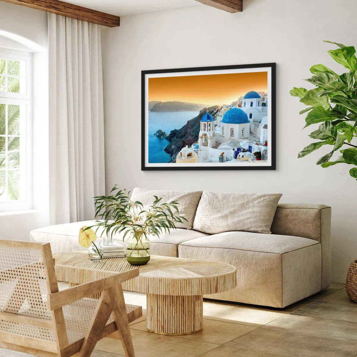 Plakat i sort ramme - Santorini - omfavnet af klipperne - 91x61 cm