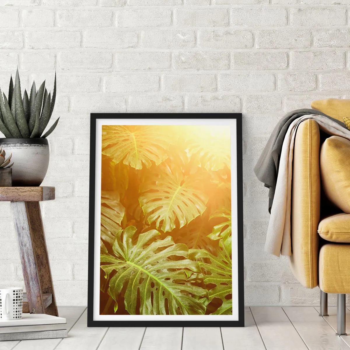 Plakat i sort ramme - Monsterablade i solens stråler skaber en tropisk atmosfære - 50x70cm - Træd ind i det grønne... - Moderne vægdekoration til stue og soveværelse ARTTOR