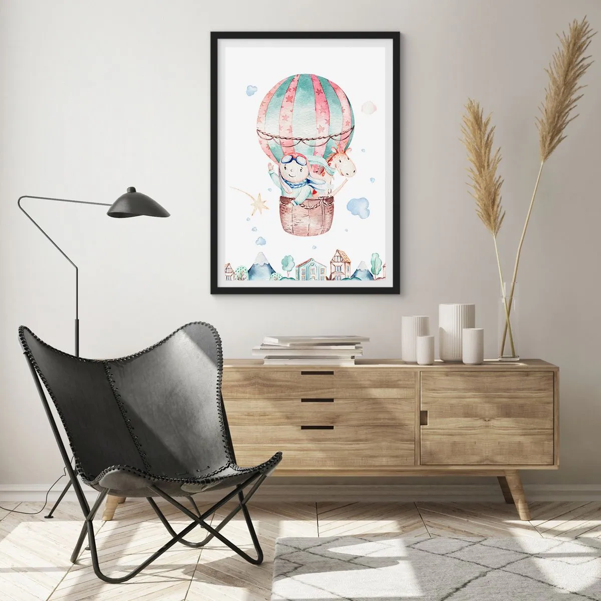 Plakat i sort ramme - En sød illustration af en bamse, der flyver i en ballon over en by - 50x70cm - Vi er snart tilbage! - Moderne vægdekoration til stue og soveværelse ARTTOR