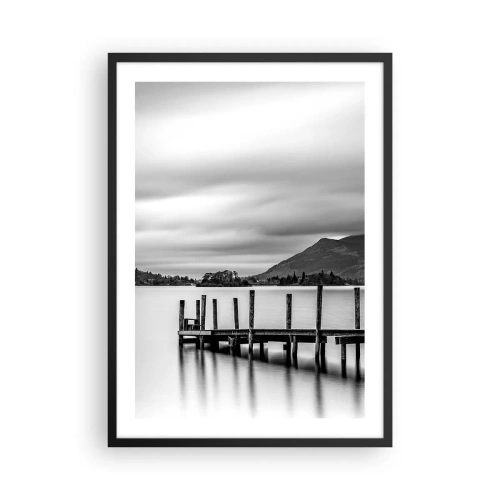 Plakat i sort ramme - Sort-hvid scene med en sø, en mole og bjerge - 50x70cm - Mildhed og styrke - Moderne vægdekoration til stue og soveværelse ARTTOR