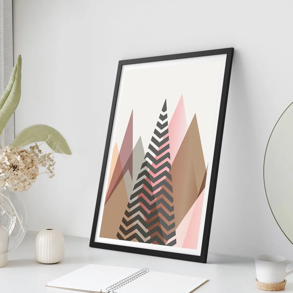 Plakat i sort ramme - Geometriske bjerge i pastelfarver med lagdelt effekt - 50x70cm - Pyramide udsigt - Moderne vægdekoration til stue og soveværelse ARTTOR