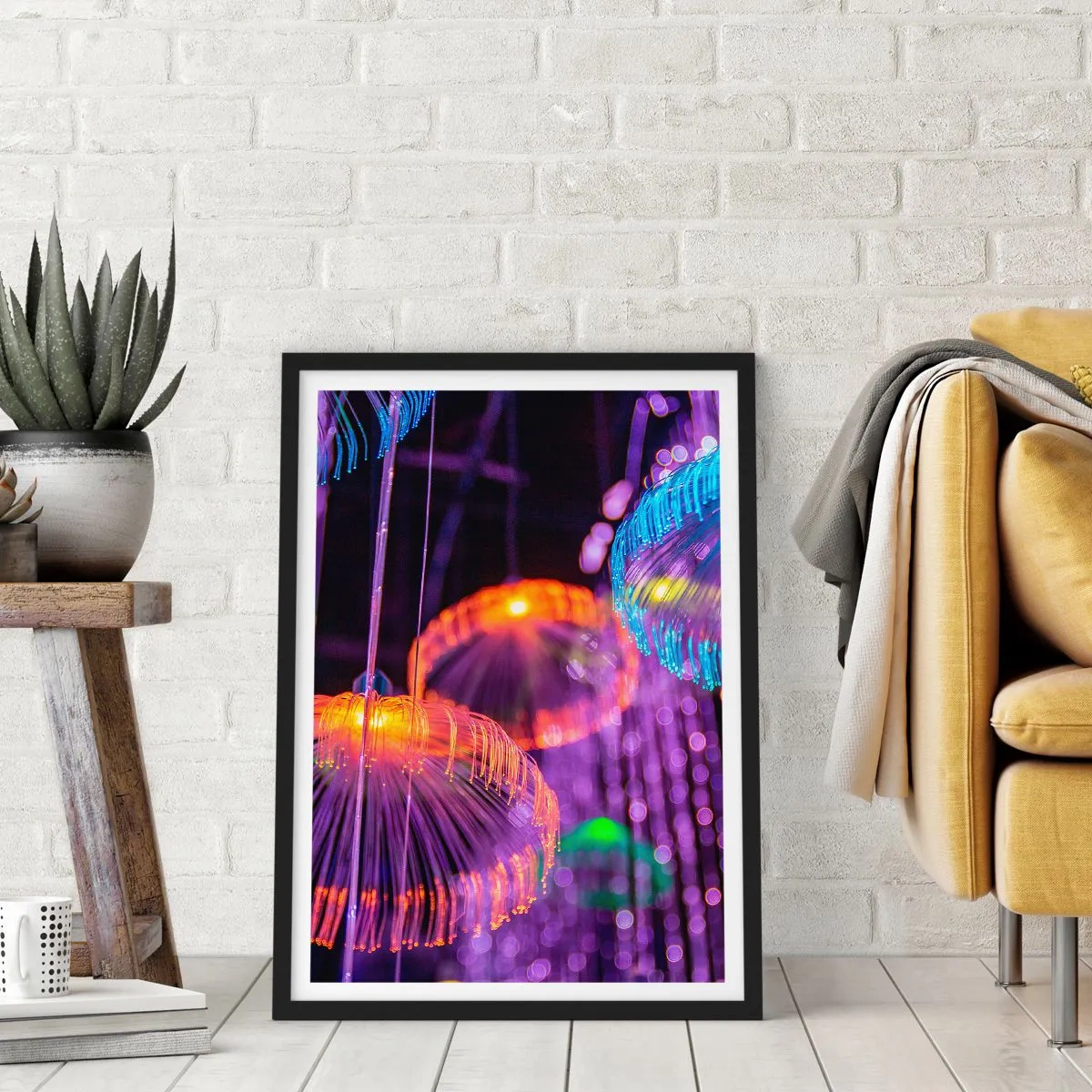 Plakat i sort ramme - Farverige, futuristiske vandmænd i neonlys - 50x70cm - Lysende springvand - Moderne vægdekoration til stue og soveværelse ARTTOR