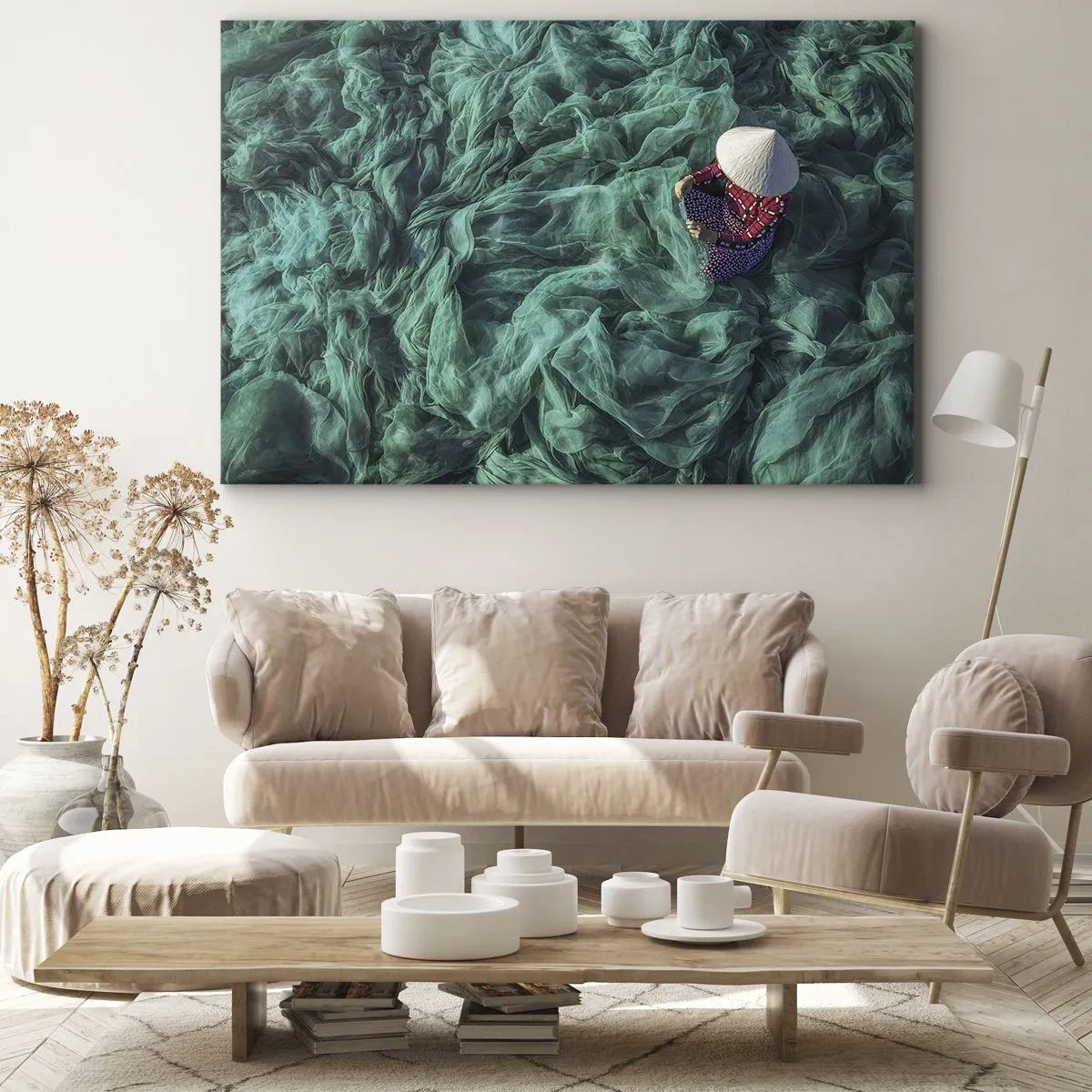 Lærredstryk - Billede på lærred - En person med en hat blandt grønne fiskenet - 70x50cm - I et hav af lys - Moderne vægdekoration til stue og soveværelse ARTTOR