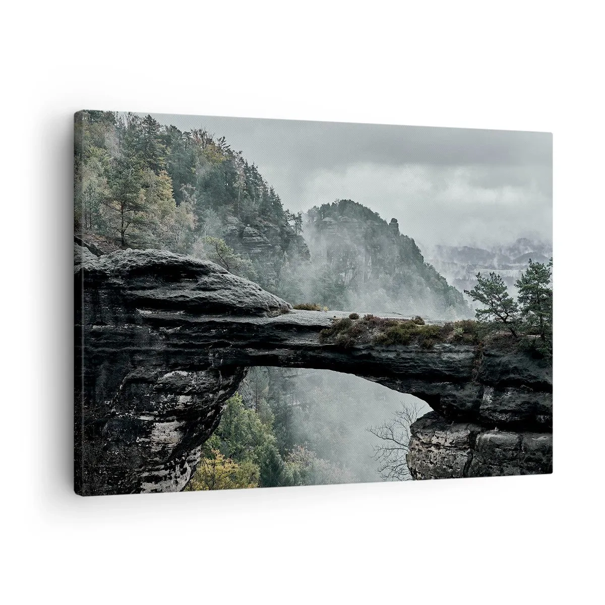 Lærredstryk - Billede på lærred - En stenbue omgivet af tågede bjerge og skov - 70x50cm - Eventyret er ved at begynde - Moderne vægdekoration til stue og soveværelse ARTTOR
