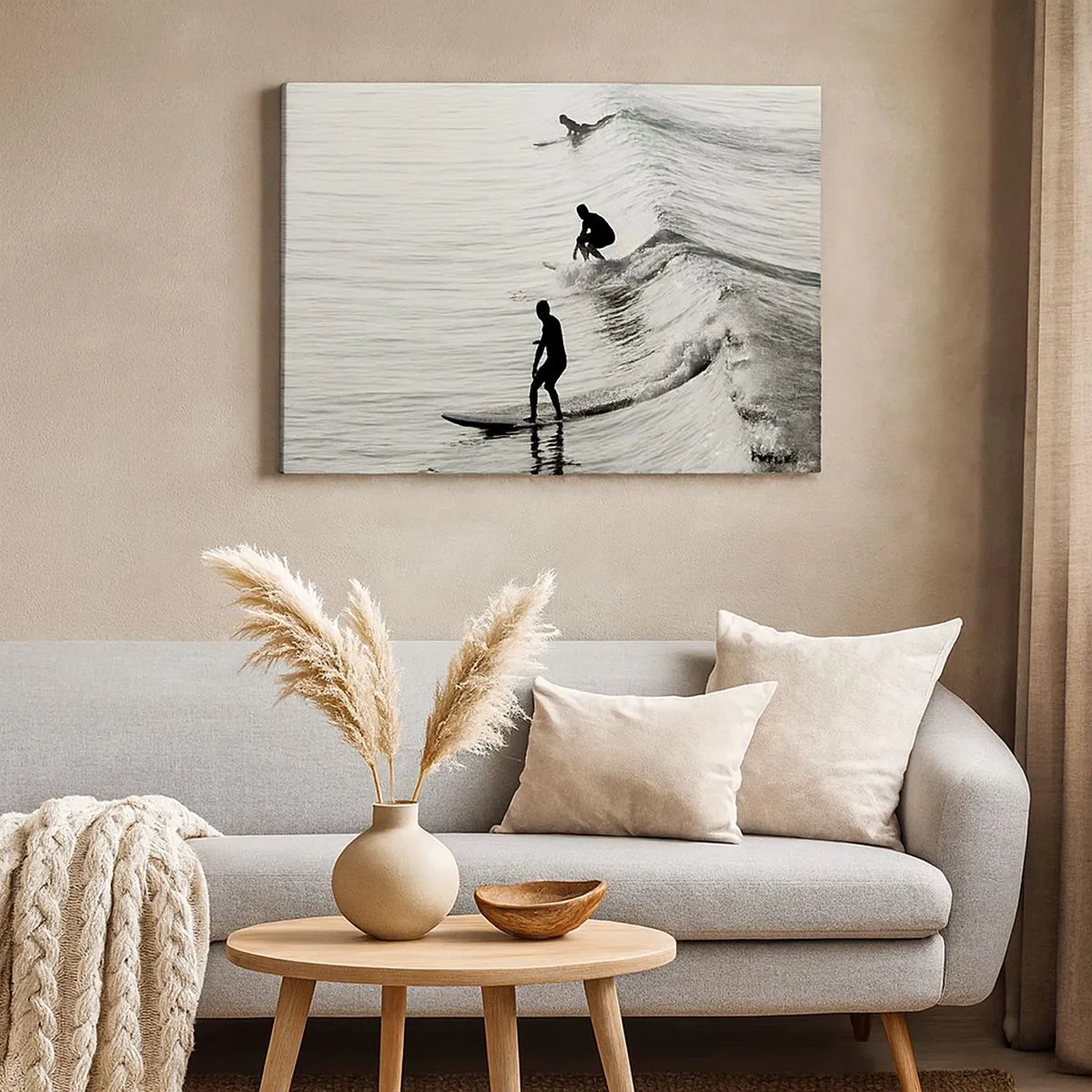 Lærredstryk - Billede på lærred - Surfere på bølgerne i et monokromt billede - 70x50cm - Mødet med bølgen - Moderne vægdekoration til stue og soveværelse ARTTOR