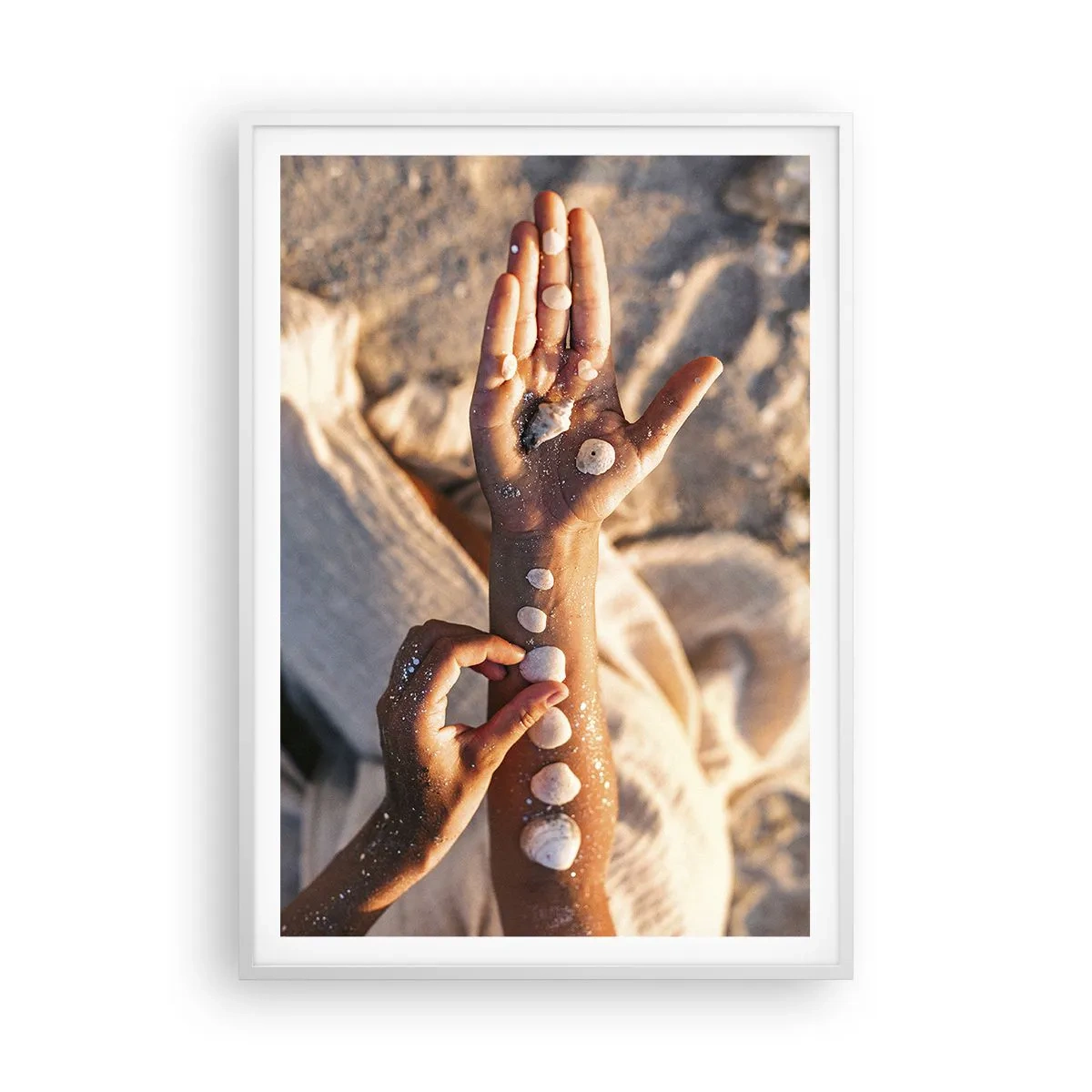 Plakat i hvid ramme - Skønhed inden for rækkevidde - 70x100 cm