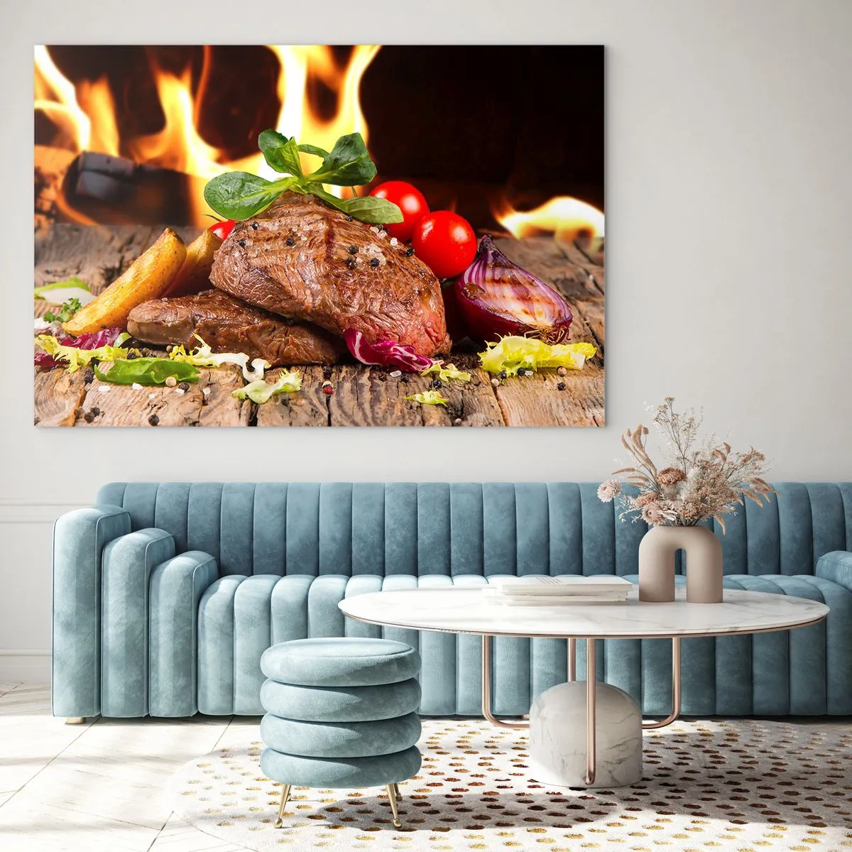 Billede på glas - Grillet bøf med grøntsager mod flammer som baggrund - 70x50cm - Fremkaldt med varme - Moderne vægdekoration til stue og soveværelse ARTTOR