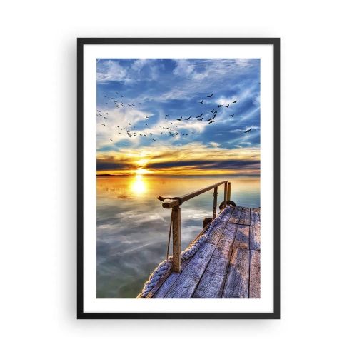 Plakat i sort ramme - Træbro over søen ved solnedgang - 50x70cm - Vinden går til ro - Moderne vægdekoration til stue og soveværelse ARTTOR