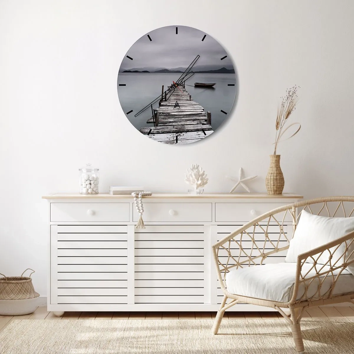Vægur, Uret - En træbro ved en rolig sø med en båd i baggrunden - 30x30cm - Du kan tage af sted i morgen - Moderne vægdekoration til stue, køkken og soveværelse ARTTOR