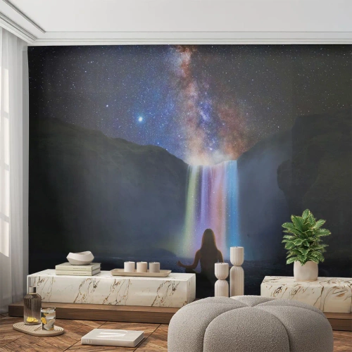 Fototapet Standard Eco - En kvinde mediterer foran et vandfald under en stjerneklar himmel. - 100x70cm - Absolut harmoni - Moderne vægdekoration til stue og soveværelse ARTTOR