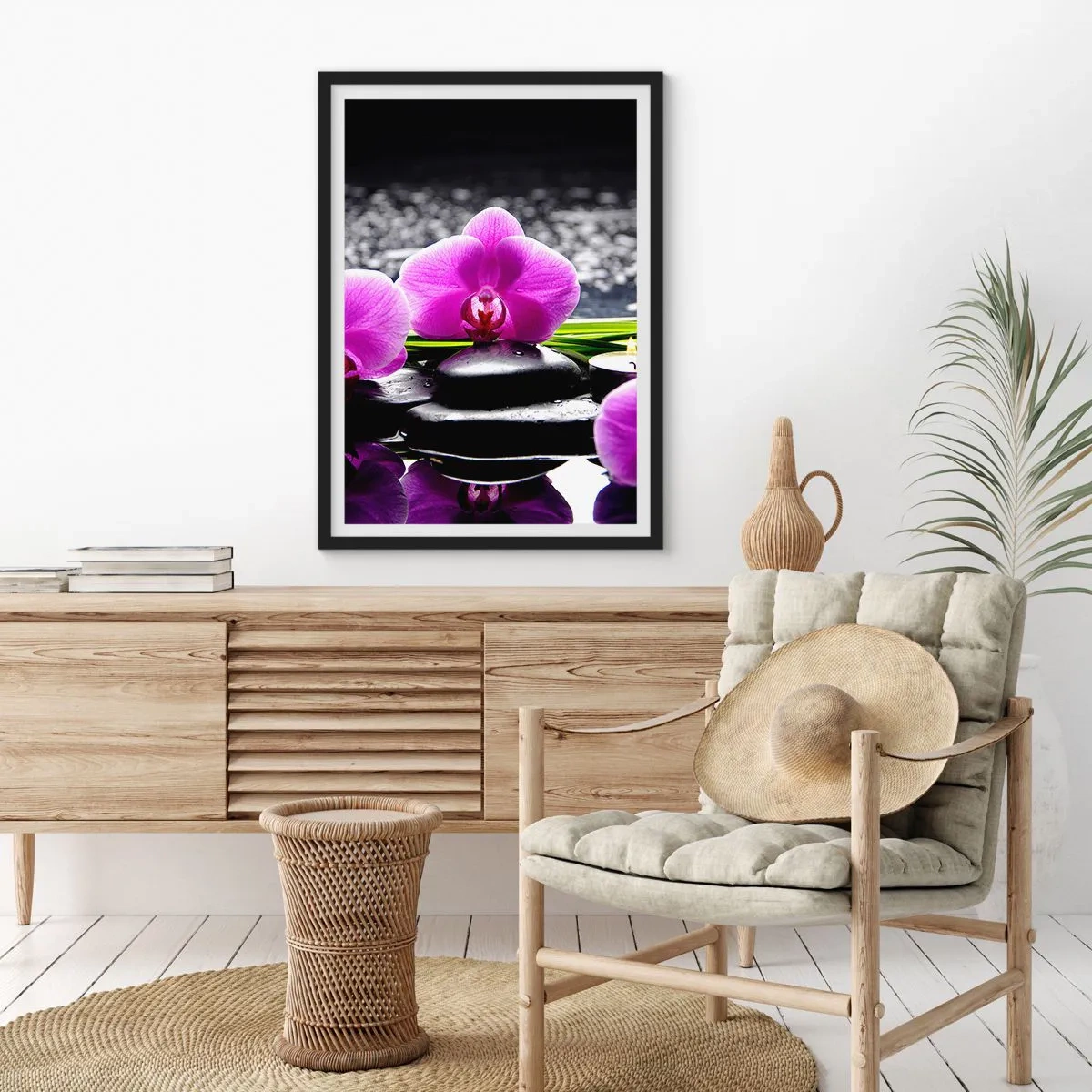 Plakat i sort ramme - En lilla orkidé mod en baggrund af sten og vand i et spa-lignende miljø - 50x70cm - Drukne i fred og ro - Moderne vægdekoration til stue og soveværelse ARTTOR