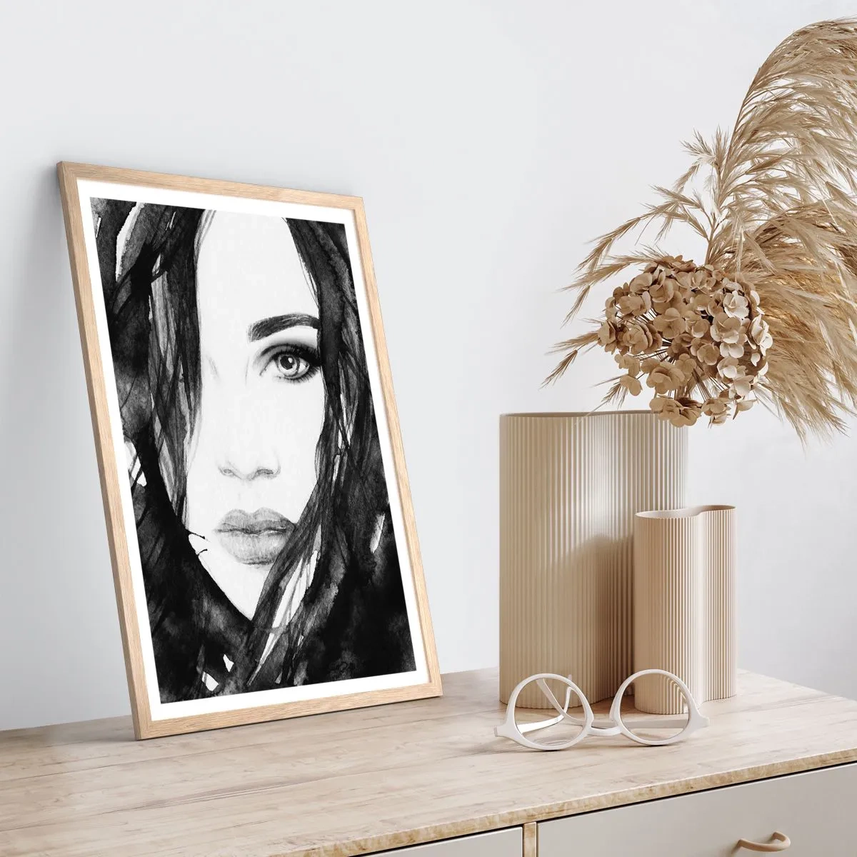 Plakat i ramme af lyst egetræ - Portræt af en dame i sort og hvidt - 30x40 cm
