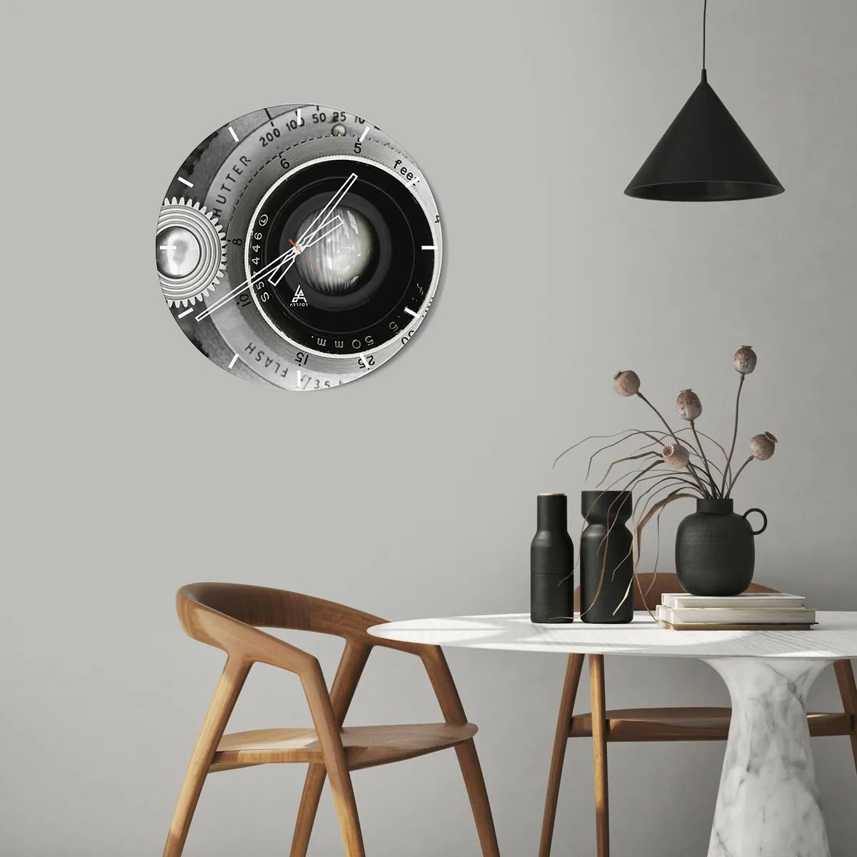 Vægur, Uret - Nærbillede af et kameraobjektiv i sort-hvid - 30x30cm - Historien om Hollywood - Moderne vægdekoration til stue, køkken og soveværelse ARTTOR