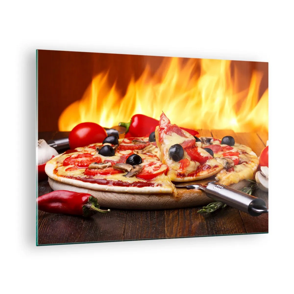 Billede på glas - Pizza med oliven på baggrund af ildflammer - 70x50cm - From Italy with love - Moderne vægdekoration til stue og soveværelse ARTTOR