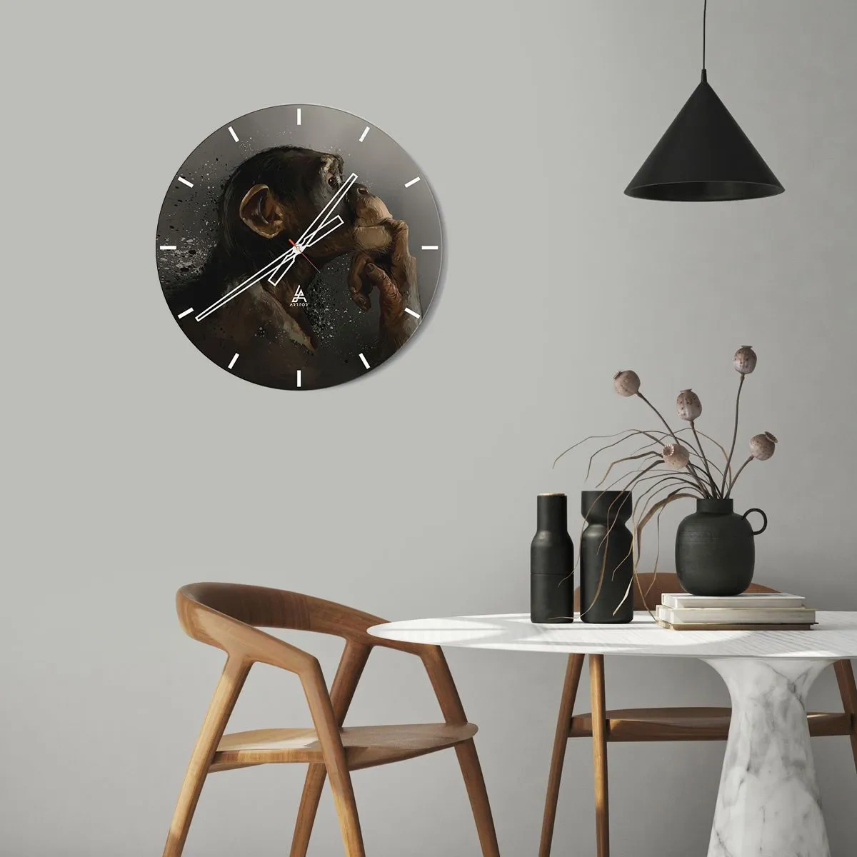 Vægur, Uret - En tankefuld chimpanse mod en mørk baggrund - 30x30cm - Helt sikkert en tænker - Moderne vægdekoration til stue, køkken og soveværelse ARTTOR