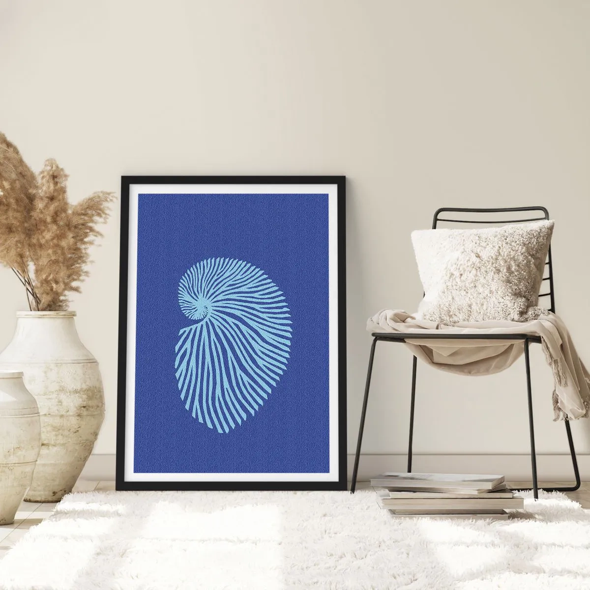 Plakat i sort ramme - Stiliseret skalgrafik i et spiralarrangement - 50x70cm - Fødsel af en skal - Moderne vægdekoration til stue og soveværelse ARTTOR