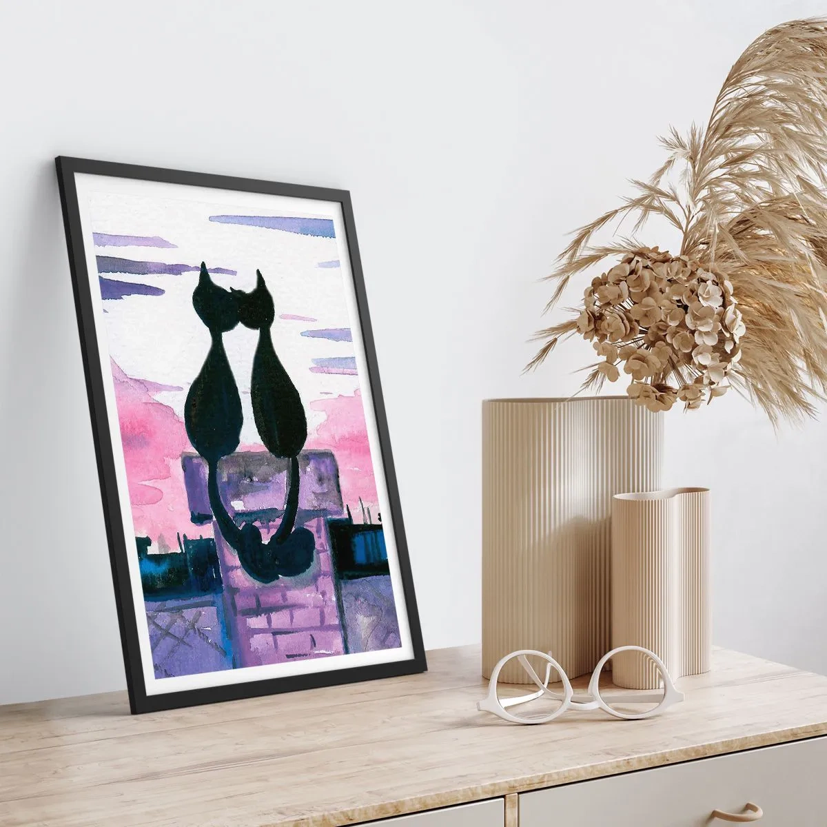 Plakat i sort ramme - To sorte katte mod en lyserød-lilla himmel - 50x70cm - Rendez-vous under månen - Moderne vægdekoration til stue og soveværelse ARTTOR