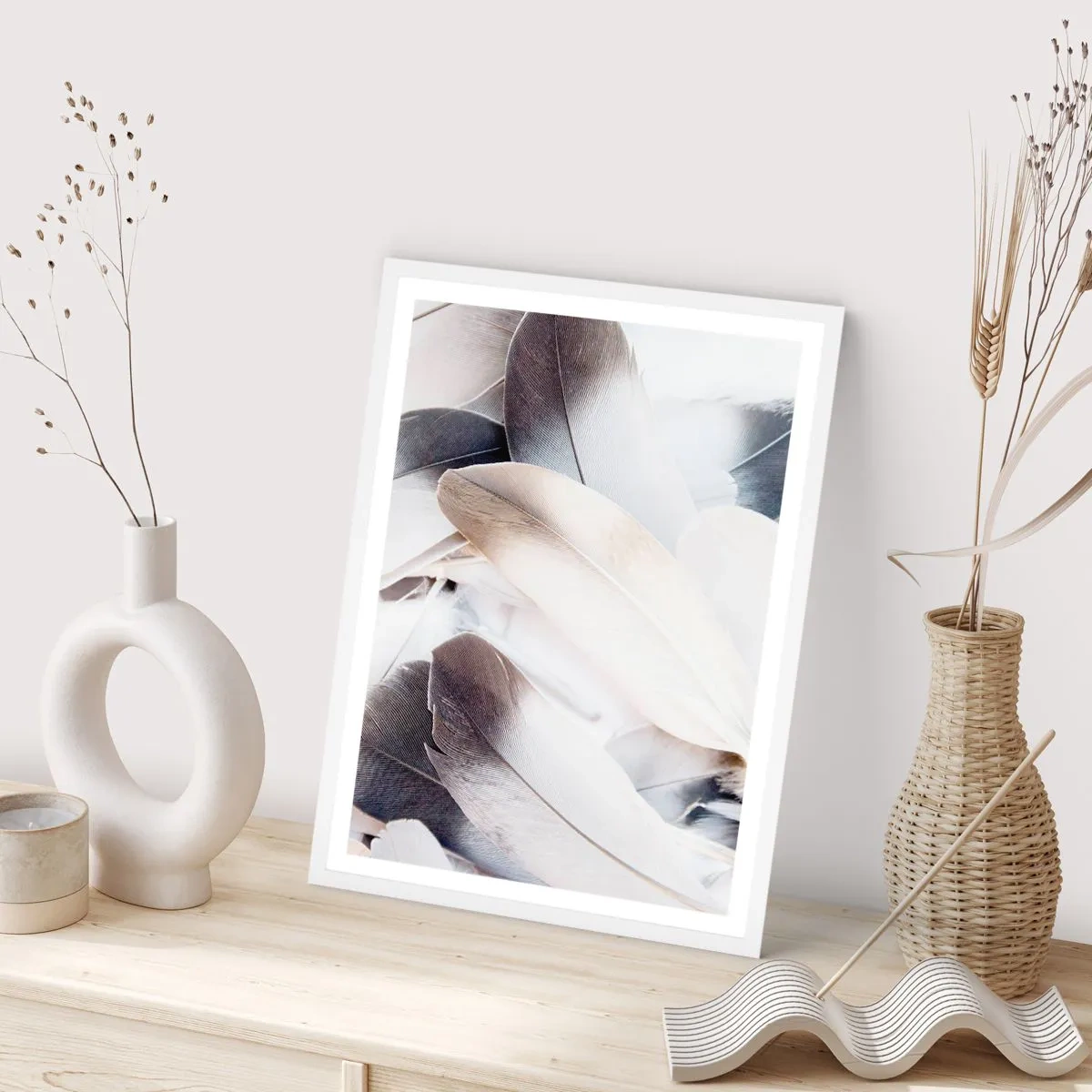Plakat i hvid ramme - Næsten engleagtig - 70x100 cm