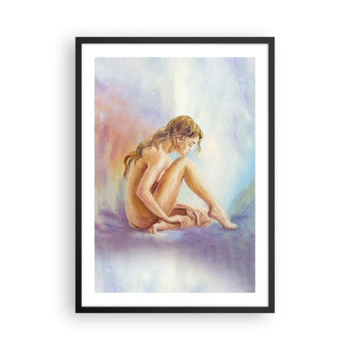Plakat i sort ramme - En kvinde fortabt i tanker mod en pastelfarvet baggrund - 50x70cm - Ungdomens handling - Moderne vægdekoration til stue og soveværelse ARTTOR