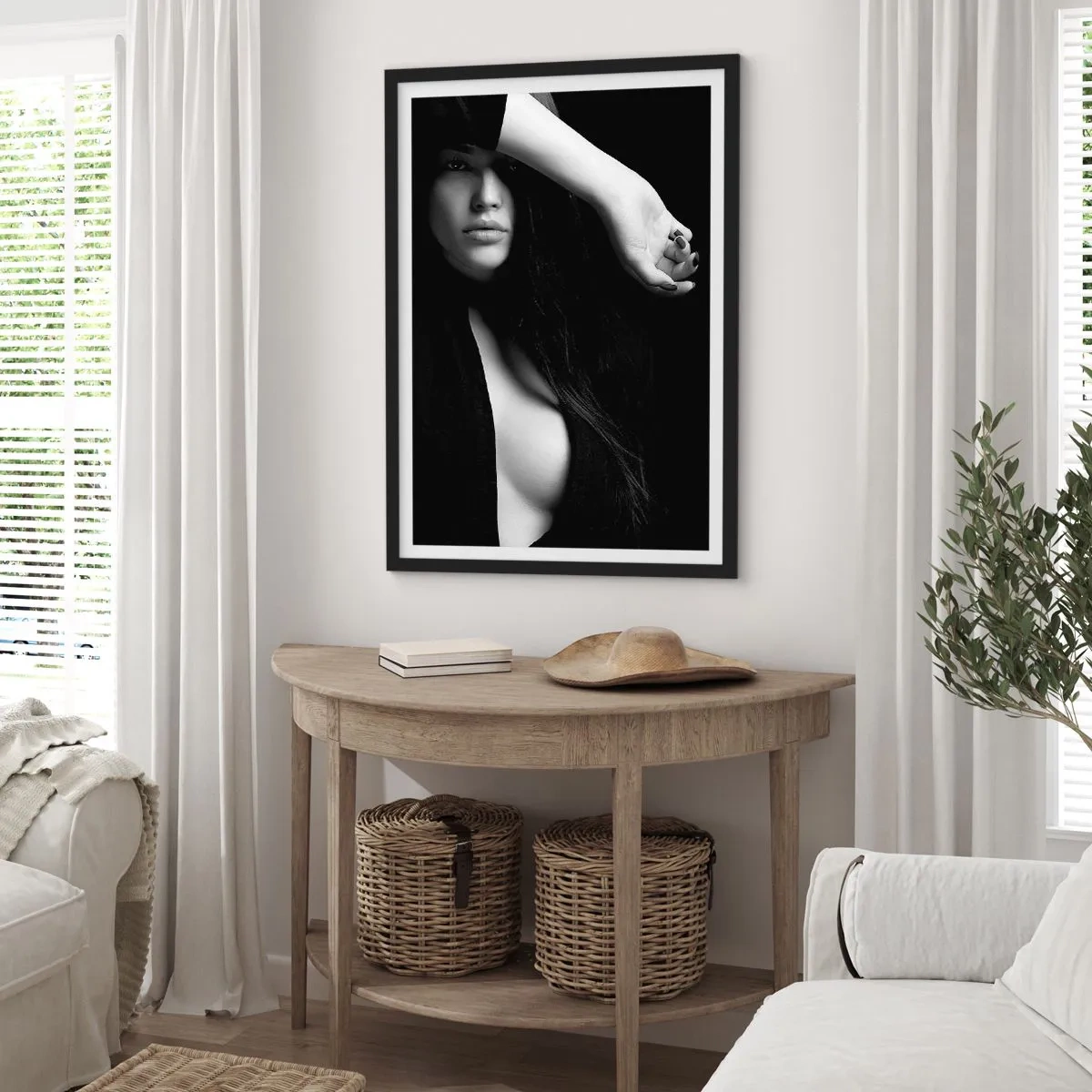 Plakat i sort ramme - Sort-hvidt fotografi af en kvinde med et mystisk blik - 50x70cm - Forførelsens skole - Moderne vægdekoration til stue og soveværelse ARTTOR
