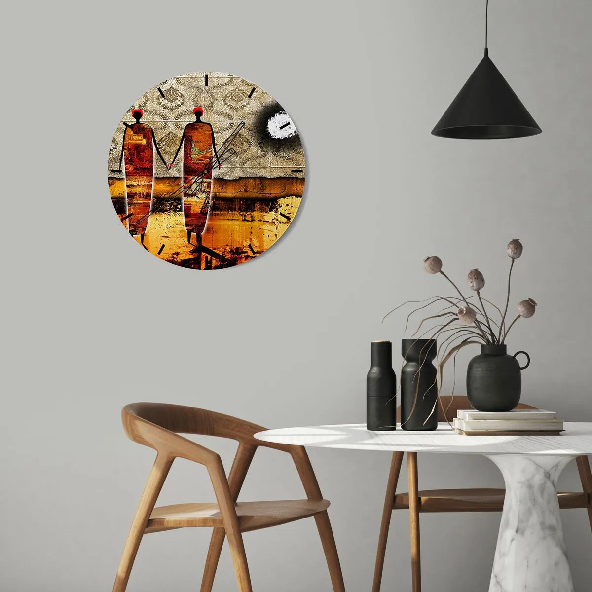 Vægur, Uret - Abstrakt motiv af figurer, der holder hinanden i hånden mod en baggrund af et ornament - 30x30cm - Etnisk sammensætning i farverne i Afrika - Moderne vægdekoration til stue, køkken og soveværelse ARTTOR