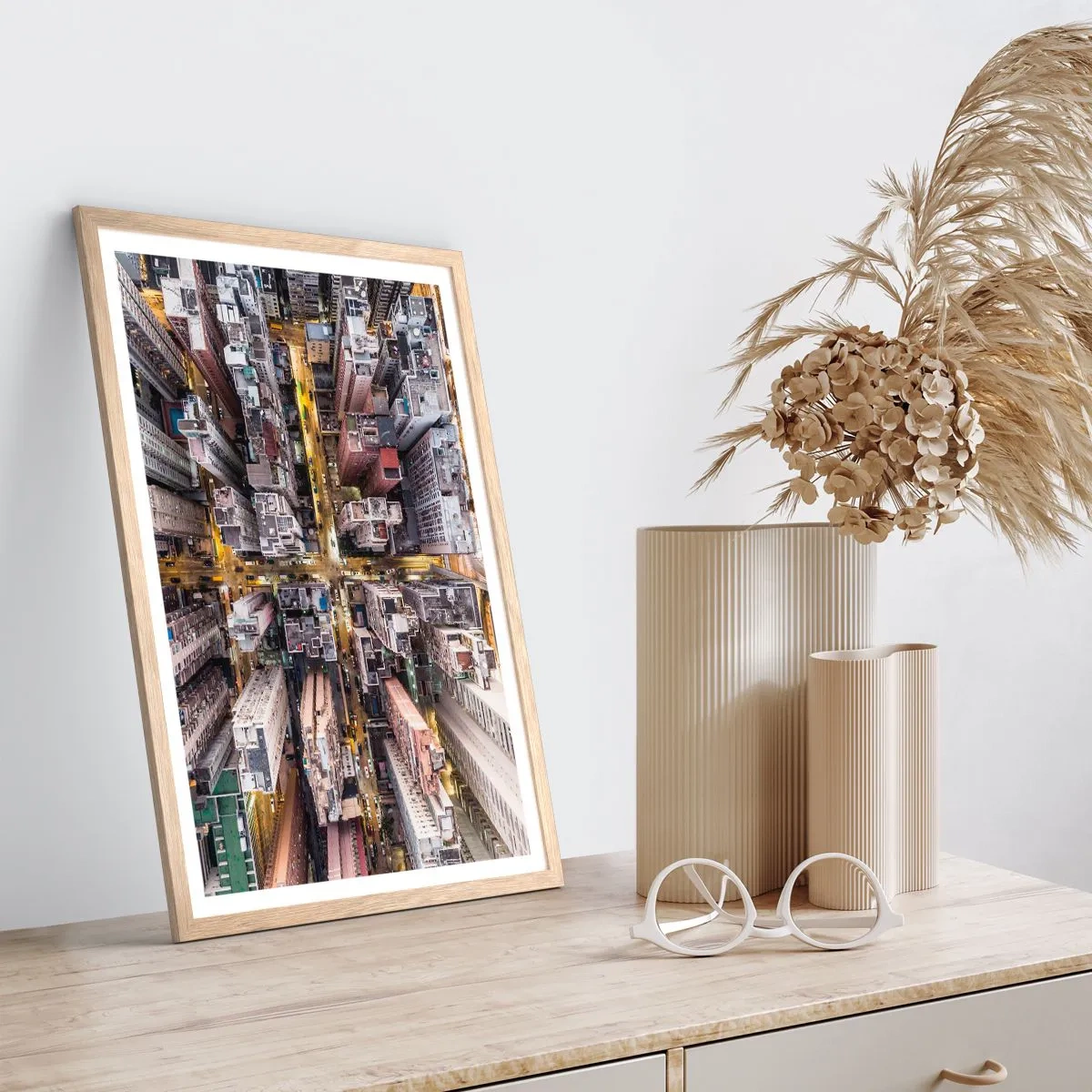 Plakat i ramme af lyst egetræ - Hilsner fra Hong Kong - 70x100 cm