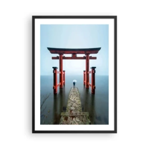 Plakat i sort ramme - Rød torii mod baggrunden af roligt vand og himmel - 50x70cm - Japansk drømmeri - Moderne vægdekoration til stue og soveværelse ARTTOR