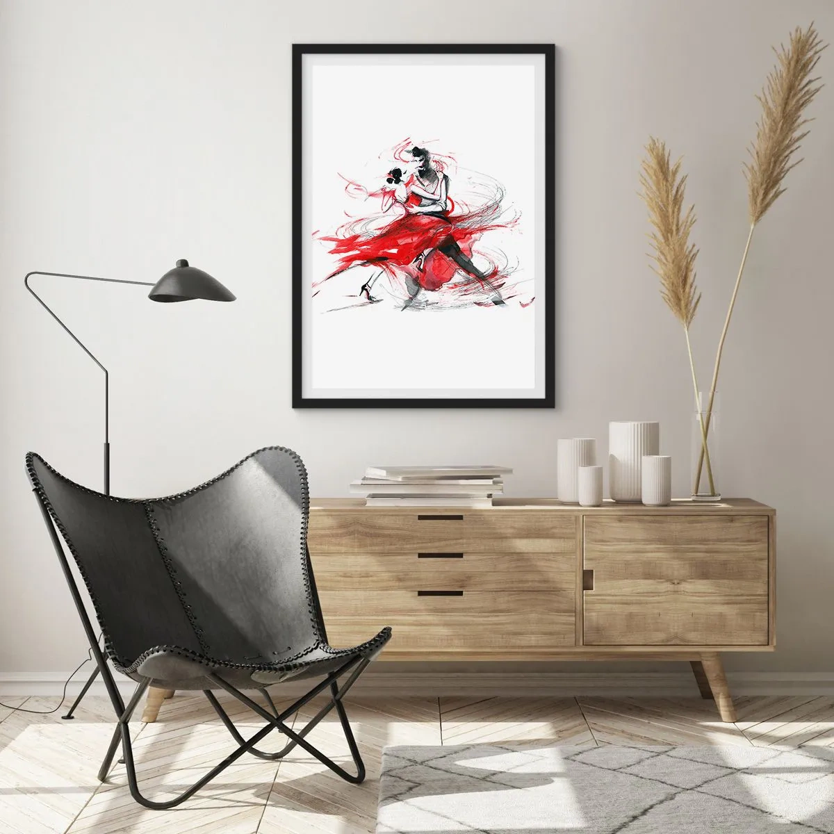 Plakat i sort ramme - Et par, der danser tango med dynamiske røde accenter - 50x70cm - Tango - passionens rytme - Moderne vægdekoration til stue og soveværelse ARTTOR