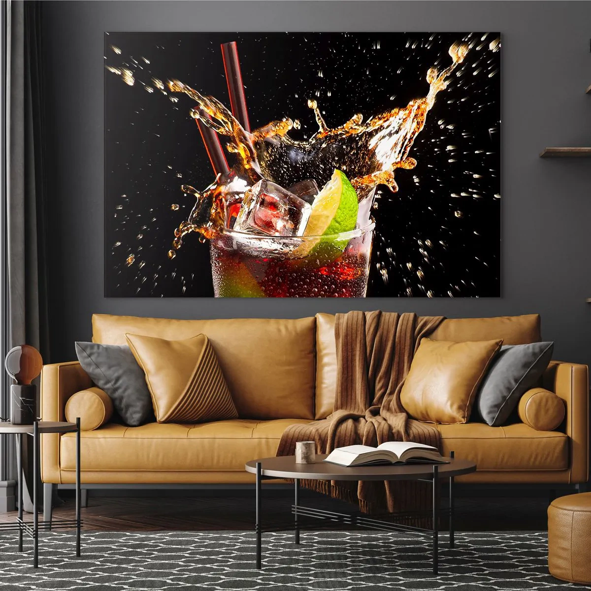 Billede på glas - Et glas drink med lime og stænk på en sort baggrund - 70x50cm - Glæde og farveenergi - Moderne vægdekoration til stue og soveværelse ARTTOR