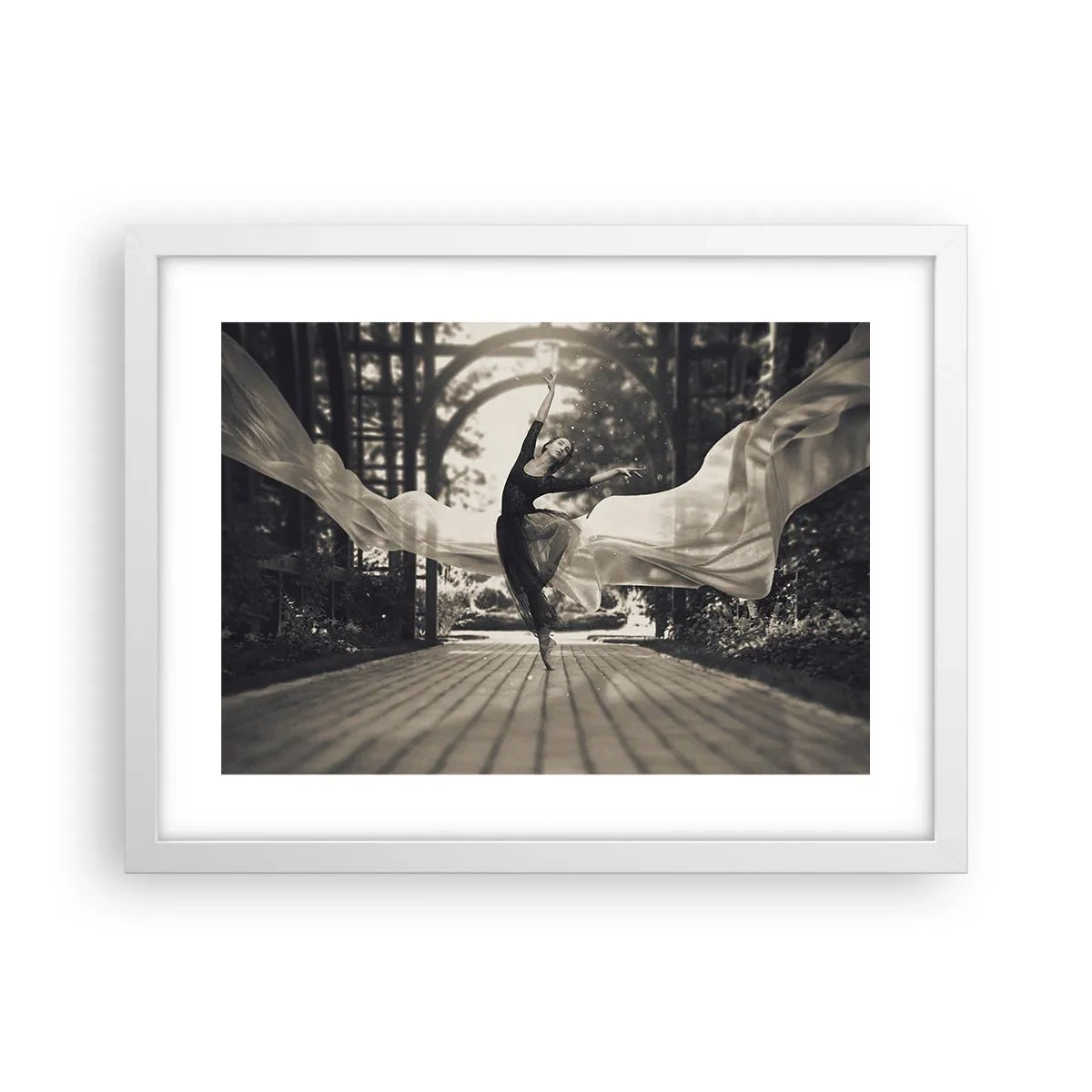 Plakat i hvid ramme - Dans i haven - 40x30 cm