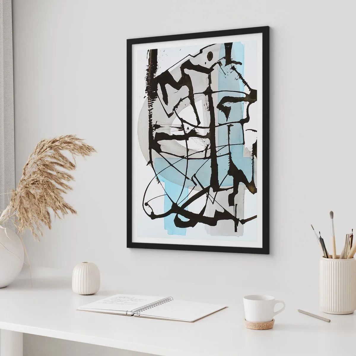 Plakat i sort ramme - Moderne abstraktion i nuancer af blå og sort - 50x70cm - Ikke desto mindre blå - Moderne vægdekoration til stue og soveværelse ARTTOR