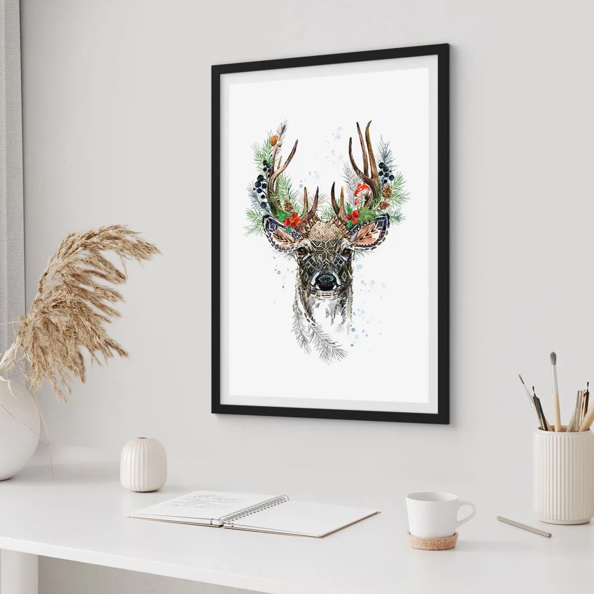 Plakat i sort ramme - Dekorativ hjort med ornamenter og blomsterdetaljer - 50x70cm - I festlig påklædning - Moderne vægdekoration til stue og soveværelse ARTTOR