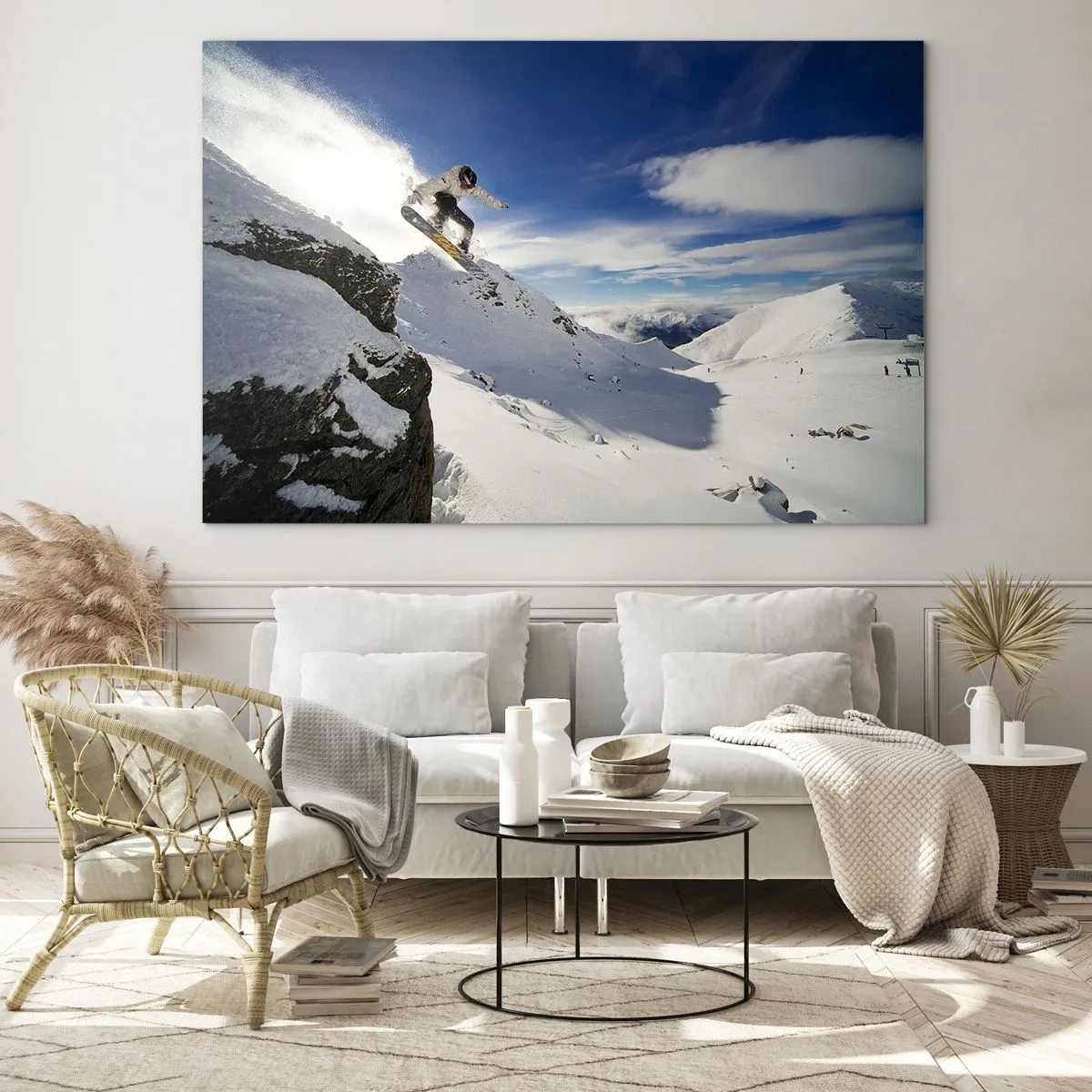 Billede på glas - En snowboarder hopper ud fra en klippe i bjergene om vinteren - 70x50cm - Frihed uden grænser - Moderne vægdekoration til stue og soveværelse ARTTOR