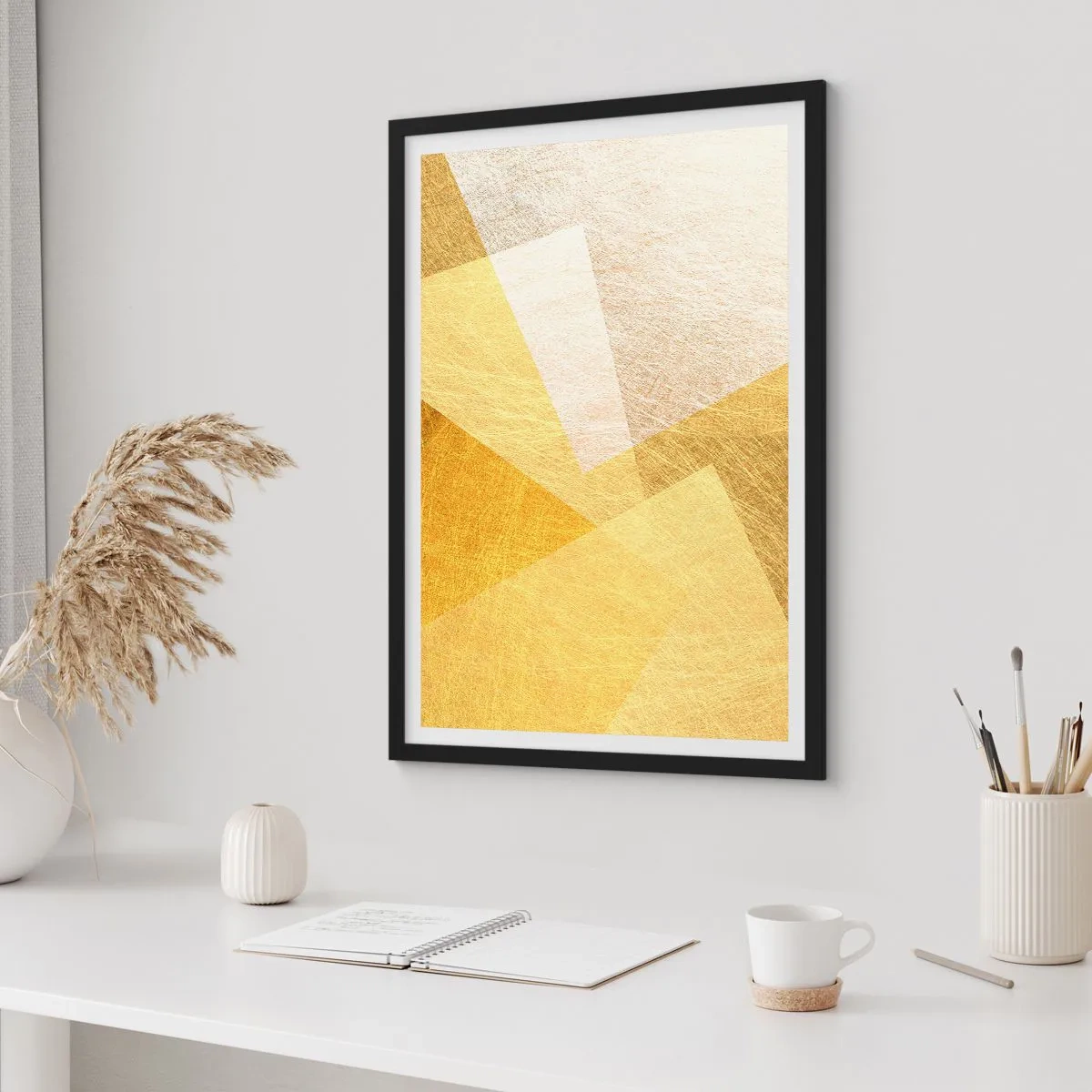 Plakat i sort ramme - Gylden geometrisk abstraktion med en metallisk effekt - 50x70cm - Geometriens vejr - Moderne vægdekoration til stue og soveværelse ARTTOR
