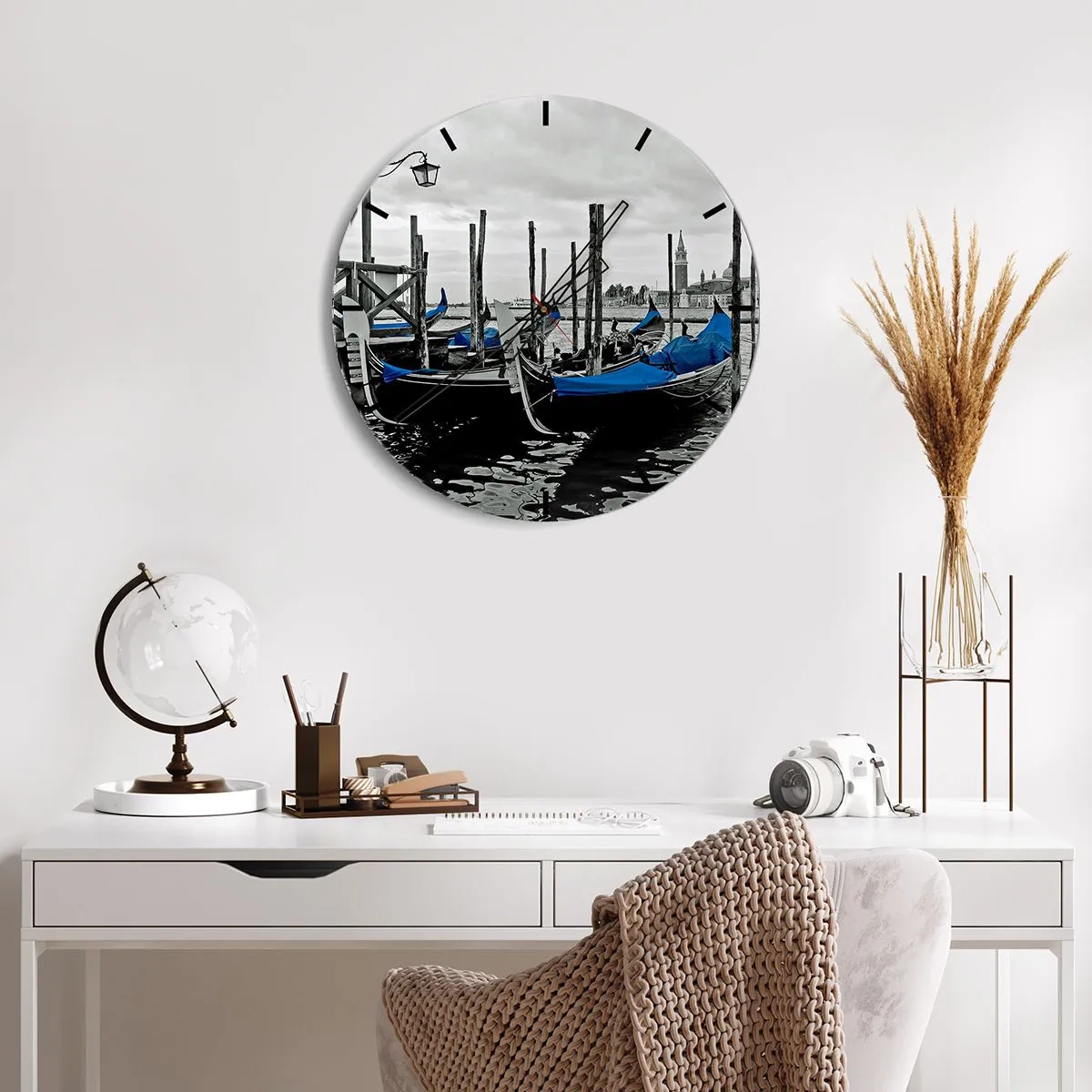Vægur, Uret - Sorte og hvide gondoler med blå overdækninger i Venedig - 30x30cm - Eftertænksomt Venedig - Moderne vægdekoration til stue, køkken og soveværelse ARTTOR