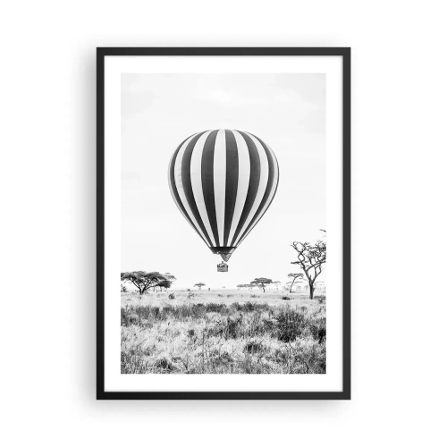 Plakat i sort ramme - En varmluftballon, der svæver over savannen i sort-hvid. - 50x70cm - Over savannen - Moderne vægdekoration til stue og soveværelse ARTTOR
