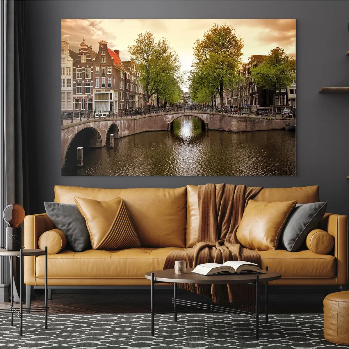 Billede på glas - En kanal og en bro omgivet af lejlighedshuse i Amsterdam - 70x50cm - Med båd eller på cykel? - Moderne vægdekoration til stue og soveværelse ARTTOR