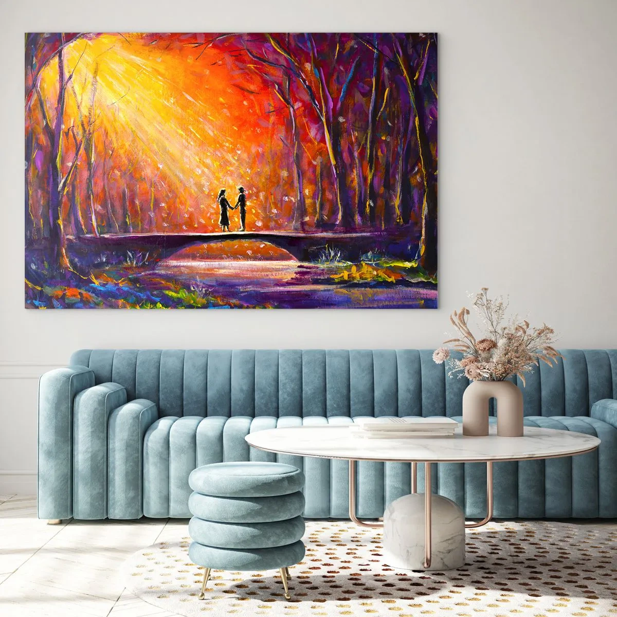 Billede på glas - Et par på en bro i lyset fra den nedgående sol, omgivet af træer. - 70x50cm - Himlen elsker dem også - Moderne vægdekoration til stue og soveværelse ARTTOR