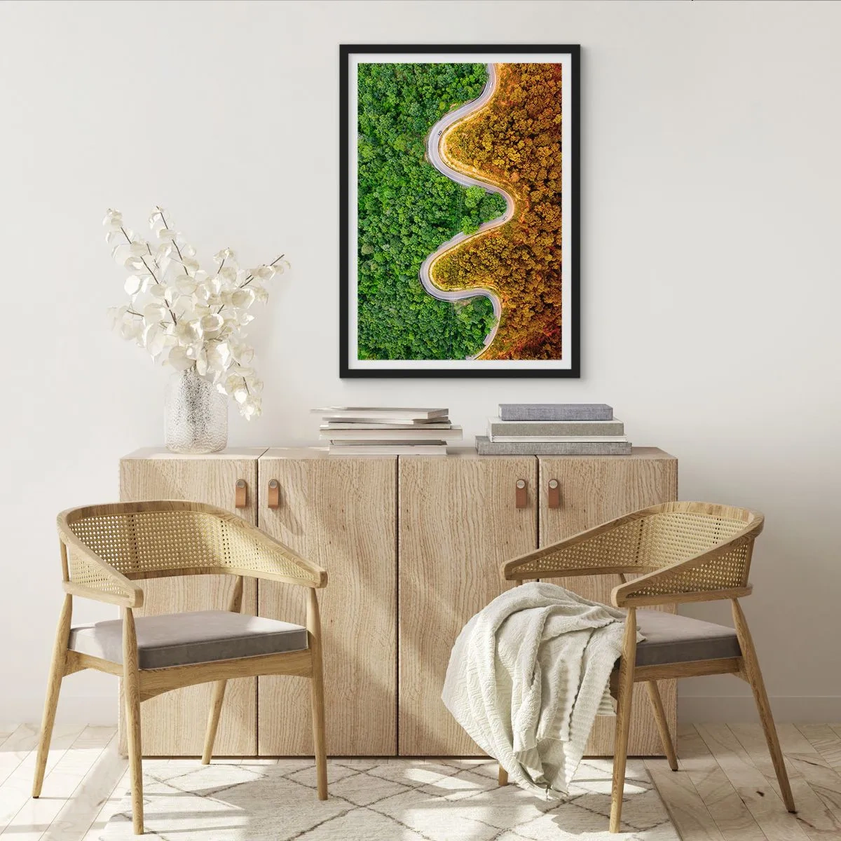 Plakat i sort ramme - En vej snor sig gennem en skov opdelt i grønne og efterårsdele - 50x70cm - Grænser og gennembrud - Moderne vægdekoration til stue og soveværelse ARTTOR