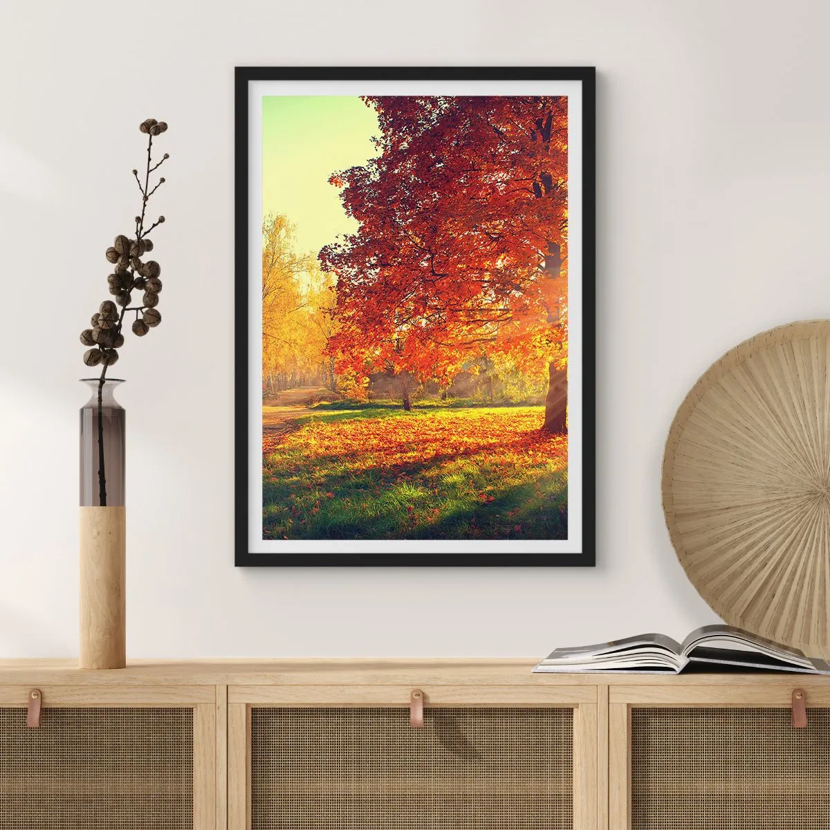 Plakat i sort ramme - Efterårspark med et træ med gyldne blade i solen - 50x70cm - Rød er smuk - Moderne vægdekoration til stue og soveværelse ARTTOR