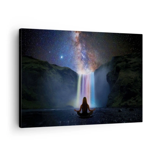 Lærredstryk - Billede på lærred - Meditation foran et vandfald blandt stjernerne - 70x50cm - Absolut harmoni - Moderne vægdekoration til stue og soveværelse ARTTOR