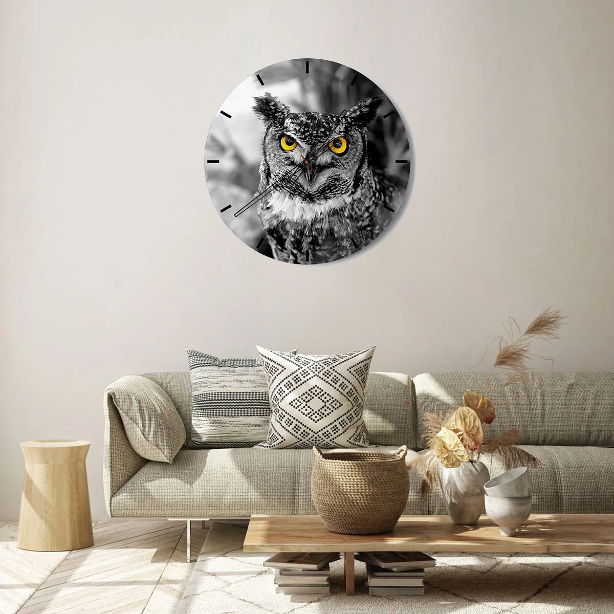 Vægur, Uret - En ugle med gule øjne på en sort og hvid baggrund - 30x30cm - Intet kan skjules - Moderne vægdekoration til stue, køkken og soveværelse ARTTOR