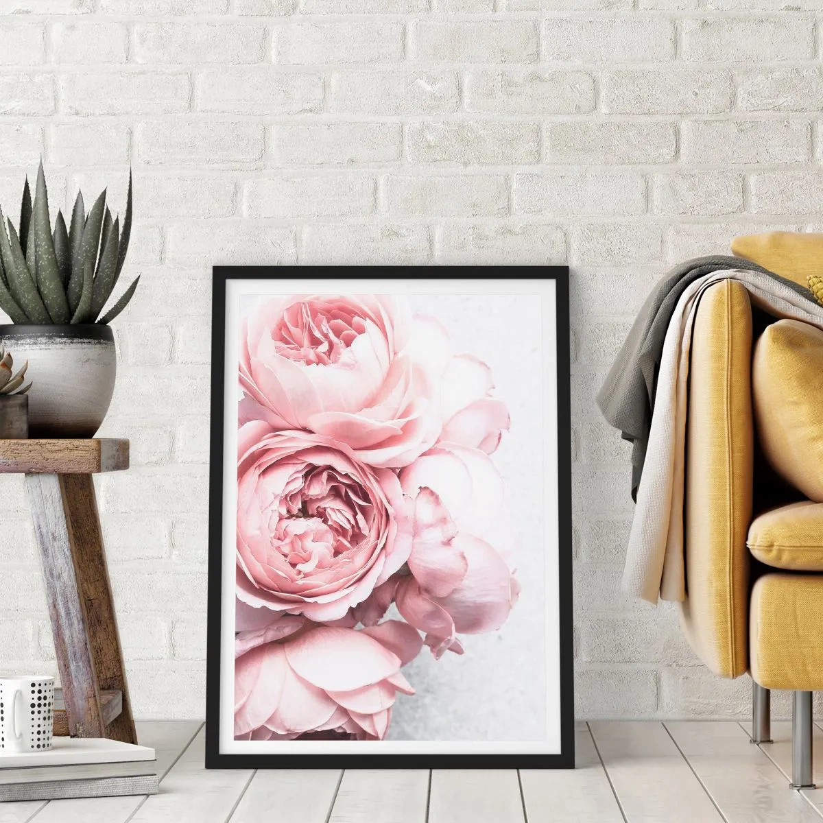 Plakat i sort ramme - Delikate lyserøde pæonblomster nærbillede - 50x70cm - For de romantiske - Moderne vægdekoration til stue og soveværelse ARTTOR
