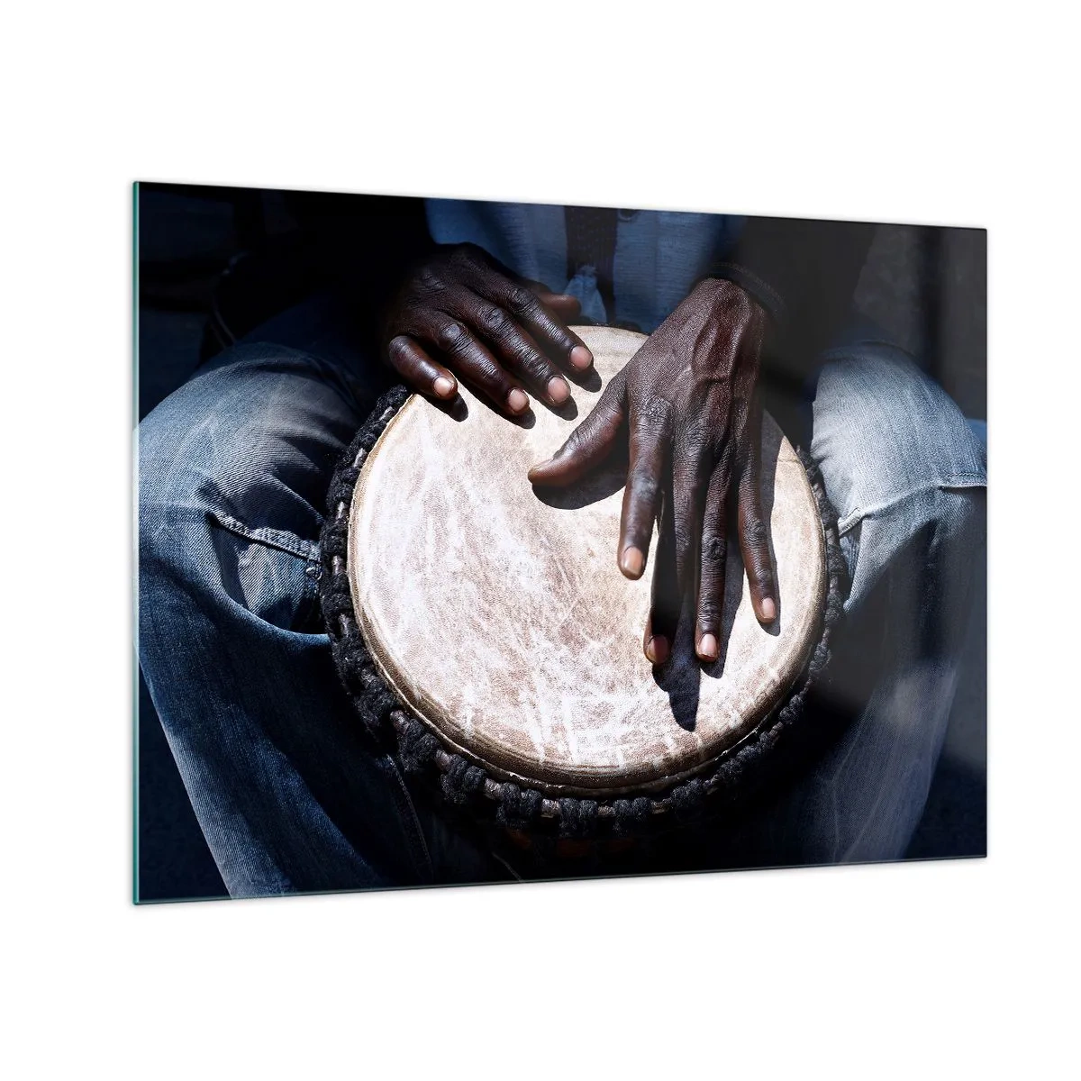 Billede på glas - Nærbillede af hænder, der spiller på en djembe-tromme - 70x50cm - Lev i takt med din rytme - Moderne vægdekoration til stue og soveværelse ARTTOR