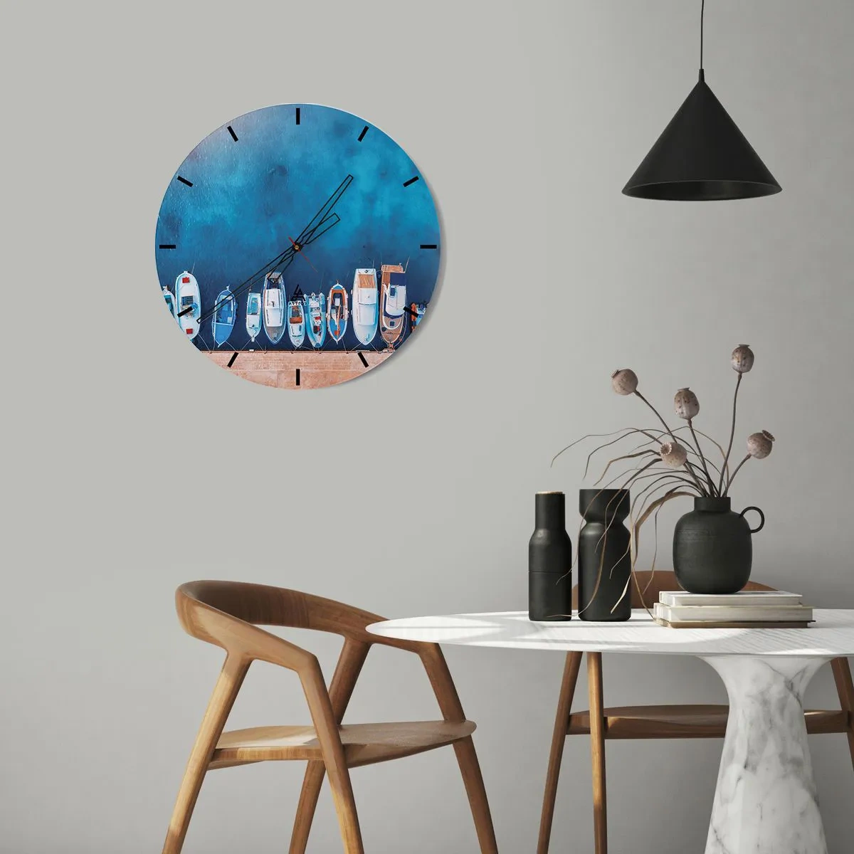Vægur, Uret - En række både fortøjet ved kajen i det blå vand - 30x30cm - I én række - Moderne vægdekoration til stue, køkken og soveværelse ARTTOR