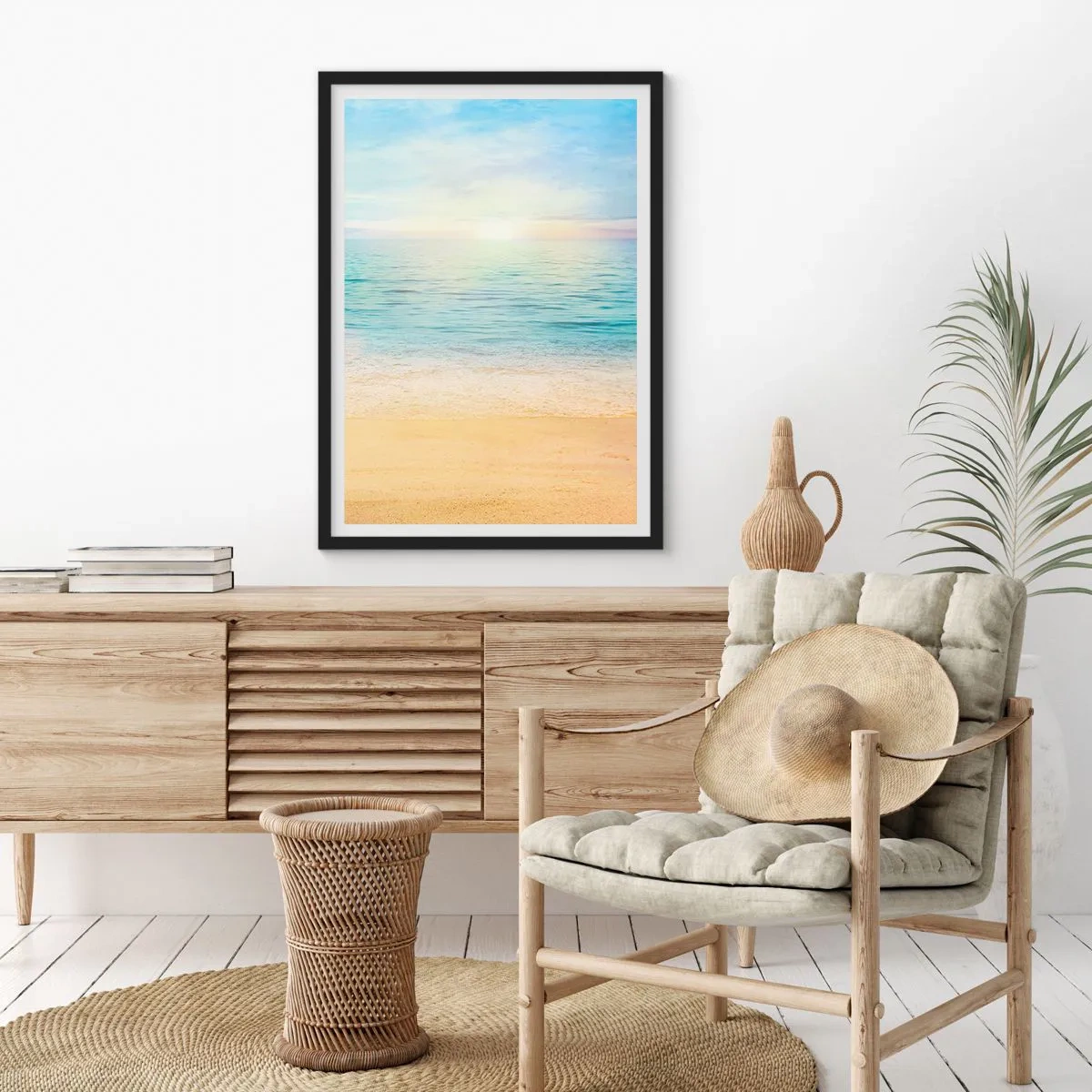 Plakat i sort ramme - Fredelig udsigt over stranden og havet ved solopgang - 50x70cm - Det store blå - Moderne vægdekoration til stue og soveværelse ARTTOR