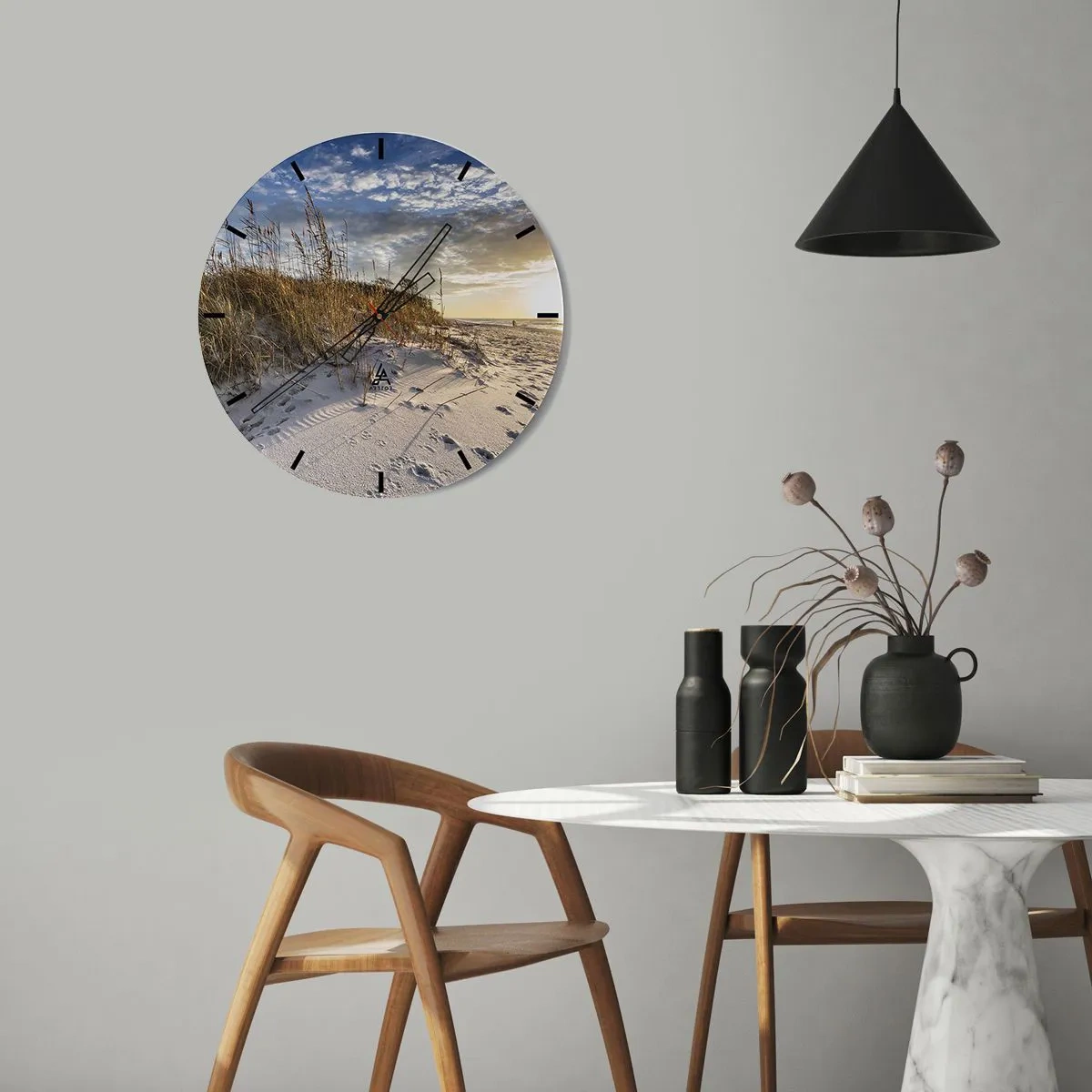 Vægur, Uret - Sandstrand med græs ved solnedgang - 30x30cm - Indbydelse til en vandretur - Moderne vægdekoration til stue, køkken og soveværelse ARTTOR