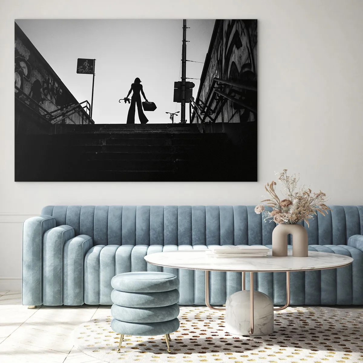 Billede på glas - Sort-hvid silhuet af en kvinde mod en bylandskabs baggrund - 70x50cm - Vandring i byen - Moderne vægdekoration til stue og soveværelse ARTTOR